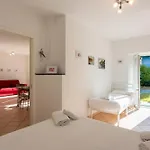 Joivy Sunny Family Flat With Private Garden & Parking شقة