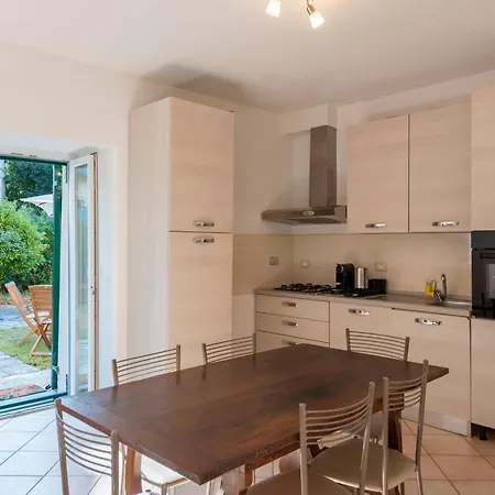Joivy Sunny Family Flat With Private Garden & Parking Appartement