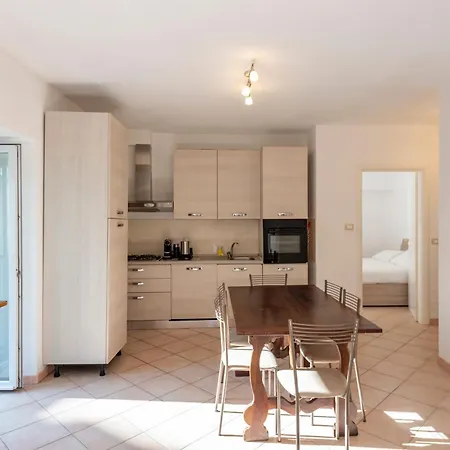 Joivy Sunny Family Flat With Private Garden & Parking Apartment