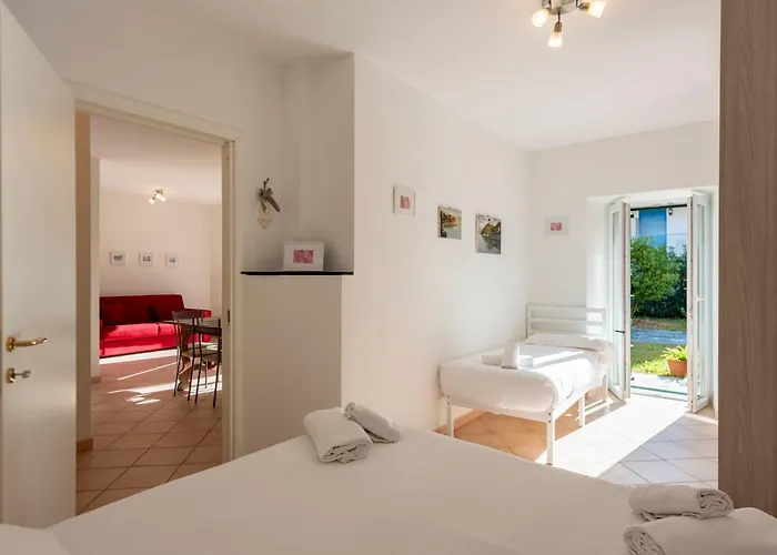 Joivy Sunny Family Flat With Private Garden & Parking 아파트