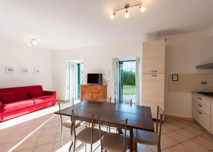 Joivy Sunny Family Flat With Private Garden & Parking 아파트